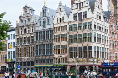 Antwerp, Belçika - 12 Temmuz 2010: Grote Markt, Pazar Meydanı 'nı kapsayan binalar. Antik binalar büyük bir meydanın etrafında modern işletmelere ev sahipliği yapıyor..