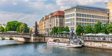 Berlin, Almanya - 14 Temmuz 2010: Berlin su taksisi Spree River 'ın kuzeyindeki kurumsal ofislerin önünde. Berlin şehir merkezine yakın bir su nakliyesi..