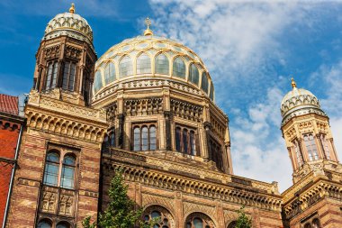 Yeni Sinagog Berlin, Centrum Judaicum. İkinci Dünya Savaşı 'ndaki yıkımdan sonra yeniden inşa edilen Yahudi sinagogunun kuleleri ve yaldızlı kubbesi..