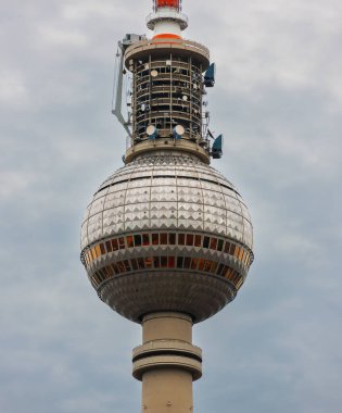 Berlin, Almanya - 18 Temmuz 2010: Berliner Fernsehturm. Alexanderplatz 'daki Berlin TV Kulesi' nin tepesinde..