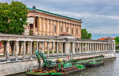 Berlin, Almanya - 18 Temmuz 2010: Alte Nationalgalerie, Eski Ulusal Galeri 'nin dışındaki Spree Nehri' nde çalışan tekneler. Bölgede restorasyon ve bakım başlatılacak.