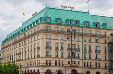 Berlin, Almanya - 18 Temmuz 2010: Hotel Adlon, Pariser Platz 'ın köşesinde. Lüks otel 1907 'de kuruldu ve Ağustos 1997' de yeniden inşa edildi..