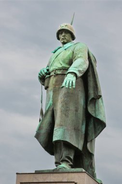 Berlin, Almanya - 18 Temmuz 2010: Tiergarten 'deki Sovyet Savaş Anıtı' nın tepesindeki Rus askeri heykeli. Yapımcılar Vladimir Tsigal ve Lev Kerbel.