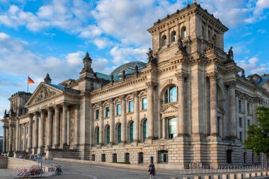 Berlin, Almanya - 18 Temmuz 2010: Reichstag binası. Neo-Rönesans parlamento binası ve Alman Bundestag 'ının merkezi. 