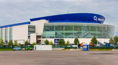 Berlin, Almanya - 18 Temmuz 2010: 02 Dünya, 2024 yılında Uber Arena olarak değiştirildi. Çok amaçlı kapalı alanda spor etkinlikleri, Mercedes Benz ve telekomünikasyon şirketleri düzenleniyor..