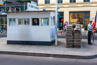 Berlin, Almanya - 19 Temmuz 2010: Charlie kontrol noktası. Doğu ve batı Berlin sınırındaki Soğuk Savaş askeri kontrol noktasının minyatür bir nöbetçi kulübesi ile kopyalanması..