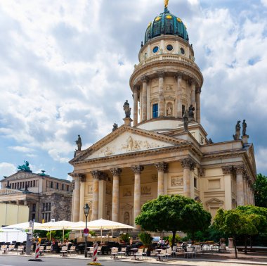Berlin, Almanya - 19 Temmuz 2010: Franzosischer Dom, Jandarma şehir meydanındaki Fransız Katedrali. Yenilenmiş Fransız kilisesi kilise hizmetleri ve açık hava yemekleri sunuyor..