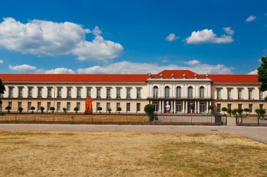 Berlin, Almanya - 19 Temmuz 2010: Schloss Charlottenburg Neuer Flugel. Charlottenburg Sarayı - Yeni Kanat. Büyük Frederick 'ten beri kraliyet ailesinin en sevdiği Berlin yazlık evi..