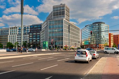 Berlin, Almanya - 19 Temmuz 2010: Leipziger Platz 'ın köşesindeki Potsdamer Platz. Eğlence, restoran ve dükkanlarla dolu ana cadde kavşağı. Araba, yaya ya da metro ile kolayca ulaşılabilir..