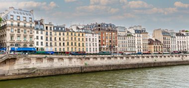 Paris, Fransa - 21 Temmuz 2010: Quai Des Grands Augustins (sokak) boyunca Güney Seine Nehri seti. Seine Nehri manzaralı binalar, işletmeler ve evler.