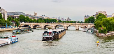 Paris, Fransa - 21 Temmuz 2010: Seine Nehri 'ndeki gemiler. Ticari ve tur tekneleri Pont Neuf civarında iş yapıyor.).