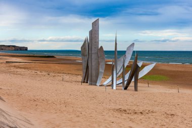 Saint-Laurent-sur-Mer, Normandiya, Fransa - 22 Temmuz 2010: Omaha Sahili 'nde Les Braves heykeli. 6 Haziran 1944 'te Omaha sahiline çıkan müttefiklerin anısına heykel yapıldı. Yazan Anilore Banon