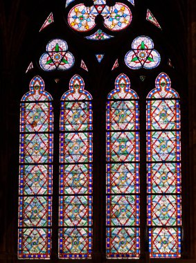Paris, Fransa - 23 Temmuz 2010: Paris 'in Notre-Dame Katedrali' nin içinde lekeli cam pencere.