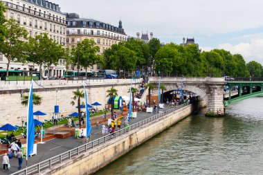 Paris, Fransa - 23 Temmuz 2010: Pont Notre-Dame 'da (köprü) Kuzey Seine nehir kıyısı. Georges Pompidou gezinti alanında olaylar devam ediyor.