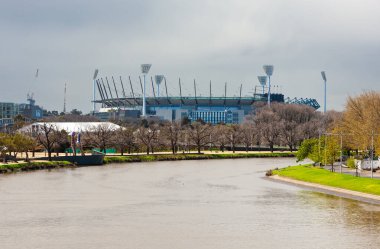 Melbourne, Avustralya - 28 Eylül 2010: Melbourne Kriket Sahası Yarra Nehri 'nin ötesinde. Çekirge. Avustralya Futbol ve müzik stadyumu Melbourne şehir merkezine yürüme mesafesinde..