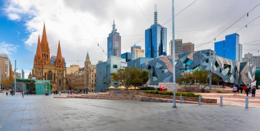 Melbourne, Avustralya - 28 Eylül 2010: Federasyon Meydanı. Melbourne Merkezi İş Bölgesi 'nde sanat, kültür ve kamusal etkinlikler.