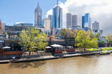 Melbourne, Avustralya - 28 Eylül 2010: Melbourne City, doğu yakası. Yarra Nehri, Federasyon Meydanı ve Doğu Yakası Binaları. 