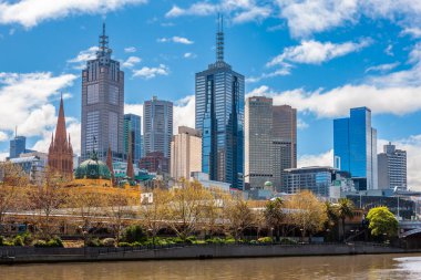 Melbourne, Avustralya - 28 Eylül 2010: Melbourne City. Yarra nehir kenarı yürüyüşü ve Orta ve Doğu Melbourne binaları.