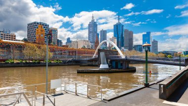 Melbourne, Avustralya - 28 Eylül 2010: Evan Walker Köprüsü Yarra Nehri üzerinde. Güney Kıyısı 'nı kuzey kıyısı ve toplu taşımacılığa bağlayan yaya köprüsü. 