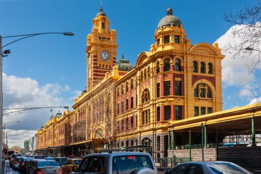 Melbourne, Avustralya - 28 Eylül 2010: Flinders Caddesi Tren İstasyonu 'nda trafik sıkışıklığı. Arabalar tren istasyonunu geçmeye çalışırken, banliyöler girip çıkıyor..