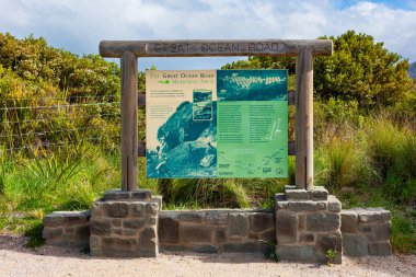 Eastern View, Victoria, Avustralya - 28 Eylül 2010 Büyük Okyanus Yolu Anıtı. Victoria 'nın güney kıyısı boyunca uzanan yolu açıklayan minyatür kemer ve plaket..