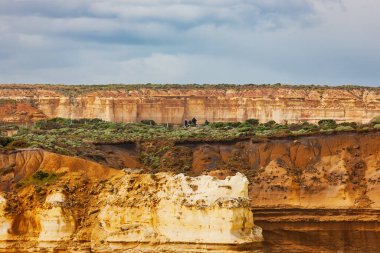 Loch Ard Gorge 'da uçurum yamacı. Victoria, Avustralya 'nın güney sahilindeki Port Campbell Ulusal Parkı boyunca uzanan sarp kayalıklar..