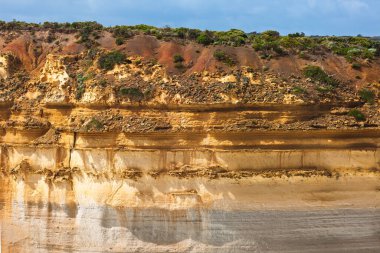 Loch Ard Gorge 'da uçurum yamacı. Victoria, Avustralya 'nın güney sahilindeki Port Campbell Ulusal Parkı boyunca uzanan sarp kayalıklar..