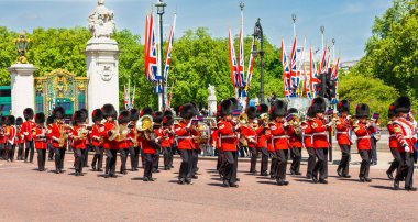 Londra, Birleşik Krallık - 5 Mayıs 2011: Kraliyet Muhafızları Buckingham Sarayı 'nın dışına Spur Yolu boyunca yürüdü.