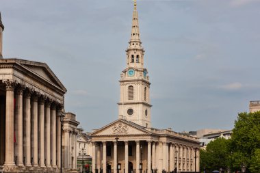 Londra, Birleşik Krallık - 6 Mayıs 2011: Ulusal Galeri ve St. Martin-in-the-Fields Kilisesi. Trafalgar Meydanı 'nın kuzeyindeki sanat müzesi ve Anglikan kilisesi..