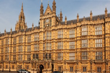 Londra, Birleşik Krallık - 6 Mayıs 2011: Westminster Sarayı, Parlamento Binası. Neo-Gotik Kent 'in batı cephesi ve İngiliz hükümetinin merkezi..