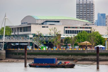 Londra, Birleşik Krallık - 7 Mayıs 2011: Royal Festival Hall 'dan önce Thames Nehri seti. Thames nehrine bakan açık hava şenlikleri ve sergi.