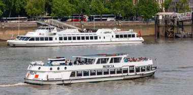 Londra, Birleşik Krallık - 7 Mayıs 2011: Thames Nehri üzerinde tur tekneleri. River Yat Silver Sturgeon ve parti teknesi Mercia, Savoy İskelesi 'nin dışında turistlerle iş yapıyor..