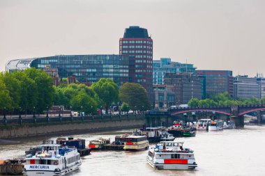 Londra, Birleşik Krallık - 7 Mayıs 2011: Thames Nehri üzerinde gemi. Birçok tur teknesi Lambeth Köprüsü yakınlarındaki Albert Embankment iskelesine yaklaşıyor..