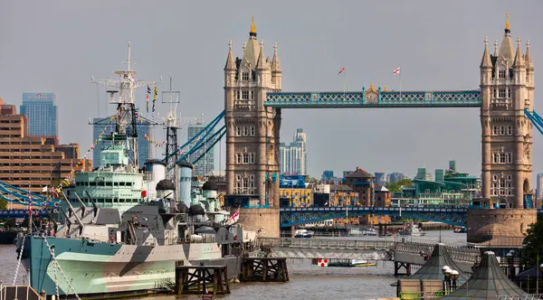 Londra, Birleşik Krallık - 7 Mayıs 2011: HMS Belfast ve Thames Nehri üzerindeki Tower Bridge. İkinci Dünya Savaşı savaş gemisi kalıcı olarak ikonik neo-gotik asma köprünün yanına demirlemiş..