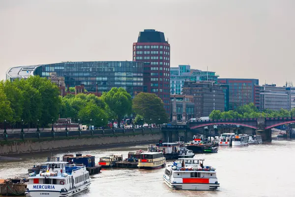 Londra, Birleşik Krallık - 7 Mayıs 2011: Thames Nehri üzerinde gemi. Birçok tur teknesi Lambeth Köprüsü yakınlarındaki Albert Embankment iskelesine yaklaşıyor..