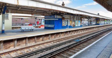 Wimbledon, Birleşik Krallık - 9 Mayıs 2011 Wimbledon tren istasyonu. Londra Bölge Hattı 'nın güneyindeki terminalin içindeki platformlar..