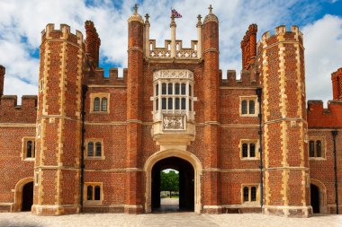 Hampton Court, Birleşik Krallık - 9 Mayıs 2011: Hampton Court Ana Mahkemesi batı kapısı. Saraydan çıkan kapı..