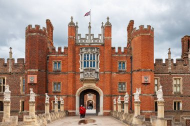 Hampton Court, Birleşik Krallık - 9 Mayıs 2011: Hampton Sarayı 'nın doğu kapısı. Saraya açılan kapı..