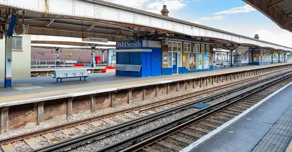 Wimbledon, Birleşik Krallık - 9 Mayıs 2011 Wimbledon tren istasyonu. Londra Bölge Hattı 'nın güneyindeki terminalin içindeki platformlar..
