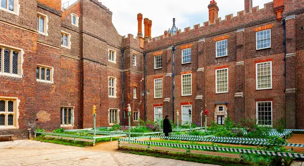 Hampton Court, Birleşik Krallık - 9 Mayıs 2011 Hampton Court Palace. Sarayın sessiz bir köşesinde küçük bir bahçe..