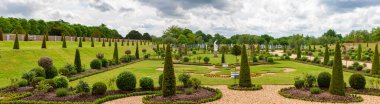 Hampton Court, Birleşik Krallık - 9 Mayıs 2011: The Privy Garden Panorama. 8. Henry 'nin saltanatından beri Hampton Sarayı' nın güney tarafında bulunan bir bahçe..