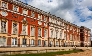 Hampton Court, Birleşik Krallık - 9 Mayıs 2011 Hampton Court Palace 'ın Güney Cephesi. Fountain Court 'un güneydoğu tarafı..