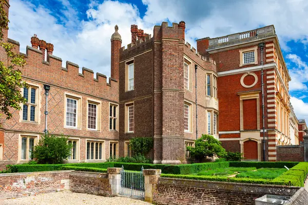 Hampton Court, Birleşik Krallık - 9 Mayıs 2011 Mantegna Galerisi ile Hampton Court Palace 'ın güney cephesi arasında kalan daireler ve küçük bahçeler.