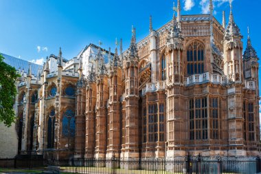 Londra, Birleşik Krallık - 9 Mayıs 2011: Westminster Abbey 'in güneydoğu köşesi. Ünlü Anglikan Kilisesi 'nin arka tarafındaki gotik mimari..