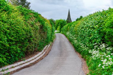 Antakya 'lı Aziz Margaret Kilisesi' ne giden dar yol Birleşik Krallık 'ın başkenti Blackfordby' ye çıkıyor..