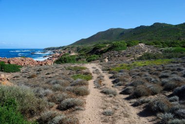 Cala Sarrain ve Cala Faa arasındaki kıyı