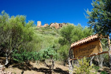 Arka plandaki Littu parkının girişi Casteldorai kulesi.