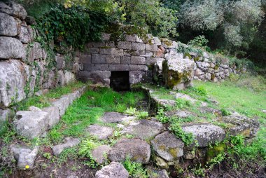 Ortaçağ köyü Rebeccu 'daki Lumarzu' nun nuragic pınarı