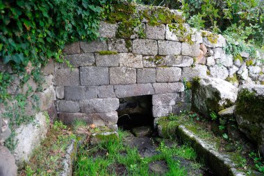Ortaçağ köyü Rebeccu 'daki Lumarzu' nun nuragic pınarı