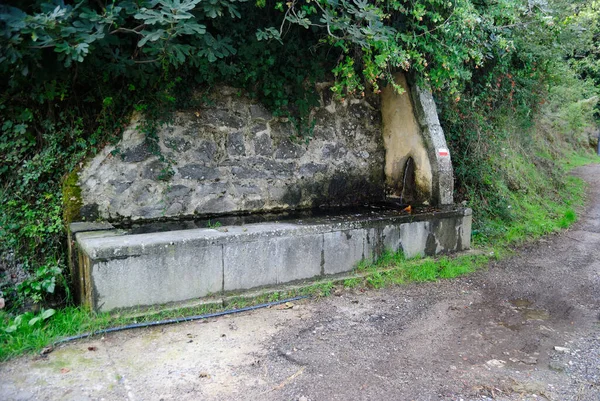 Fontana Acqua Nel Borgo Medievale Rebeccu — Foto Stock